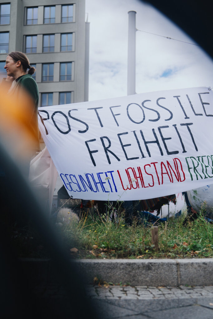 Foto eines Banners auf dem steht: Postfossile Freiheit