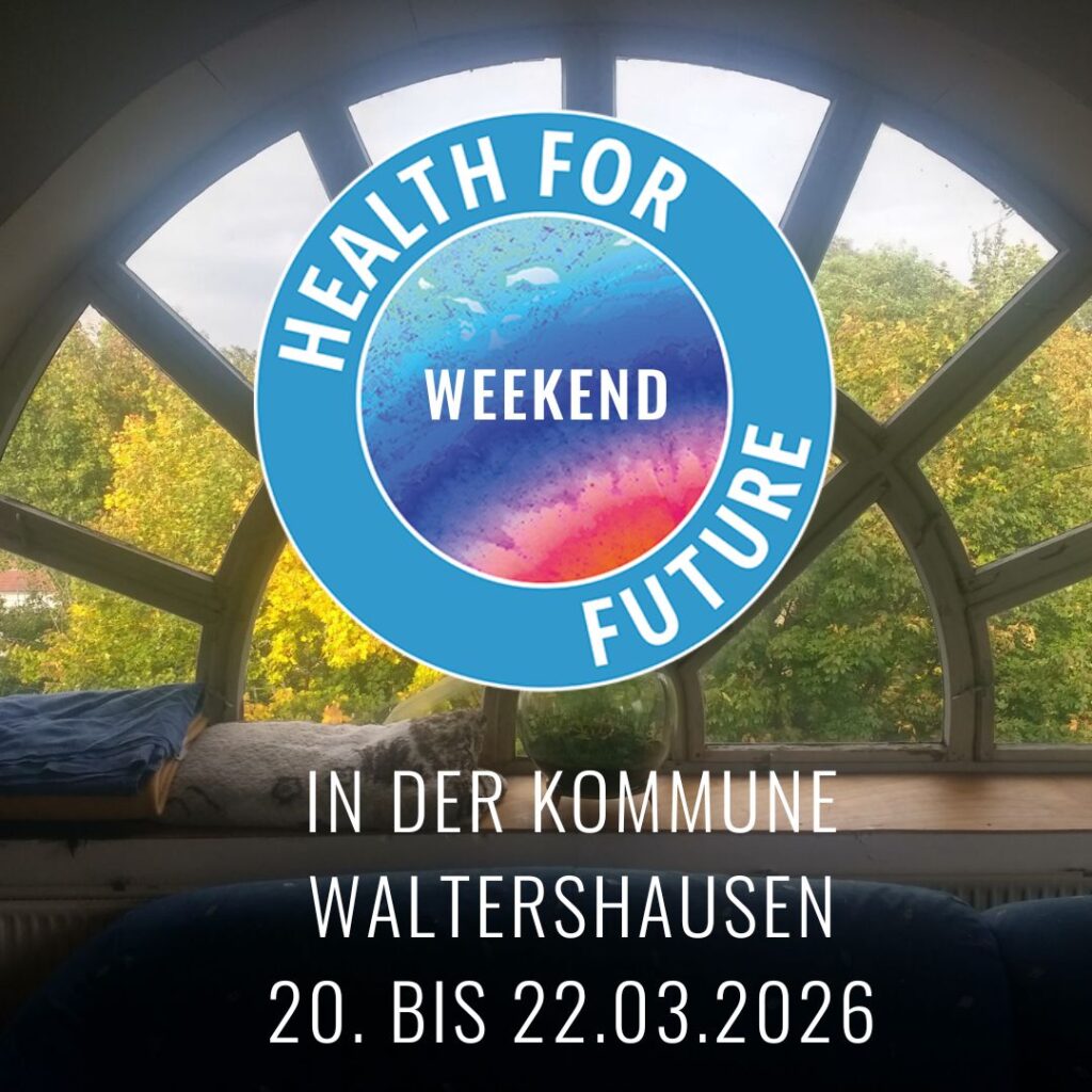 Im Hintergrund ein Fenster mit dem Health for Future Logo drauf in dem Weekend steht. Eine Einladung für das Wochenende